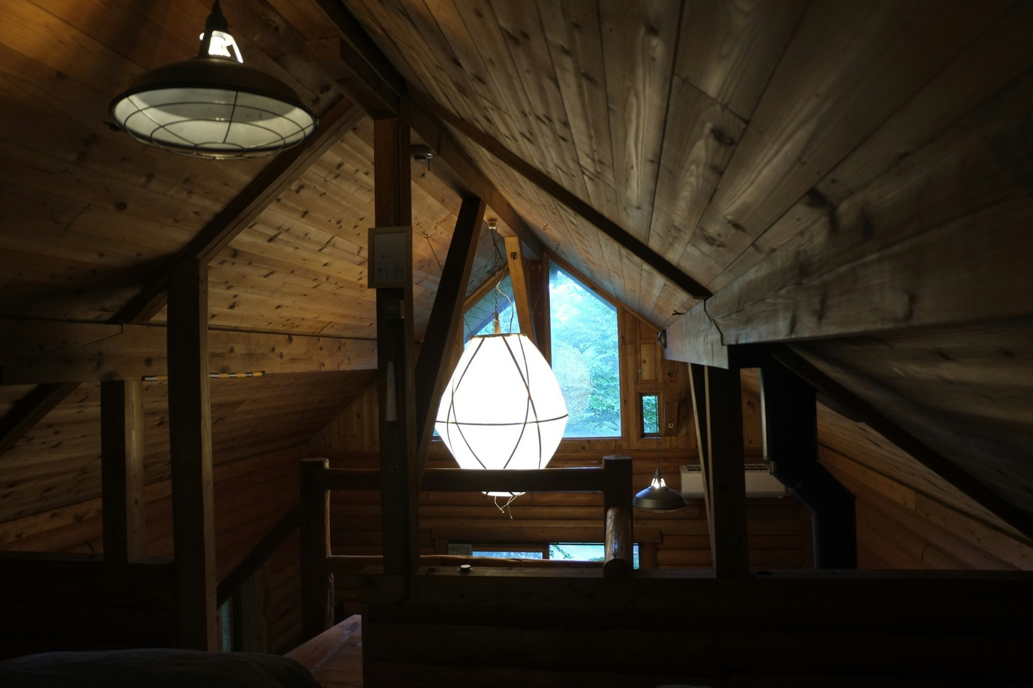 ベッドからの風景、落葉時は木々の間に富士山が