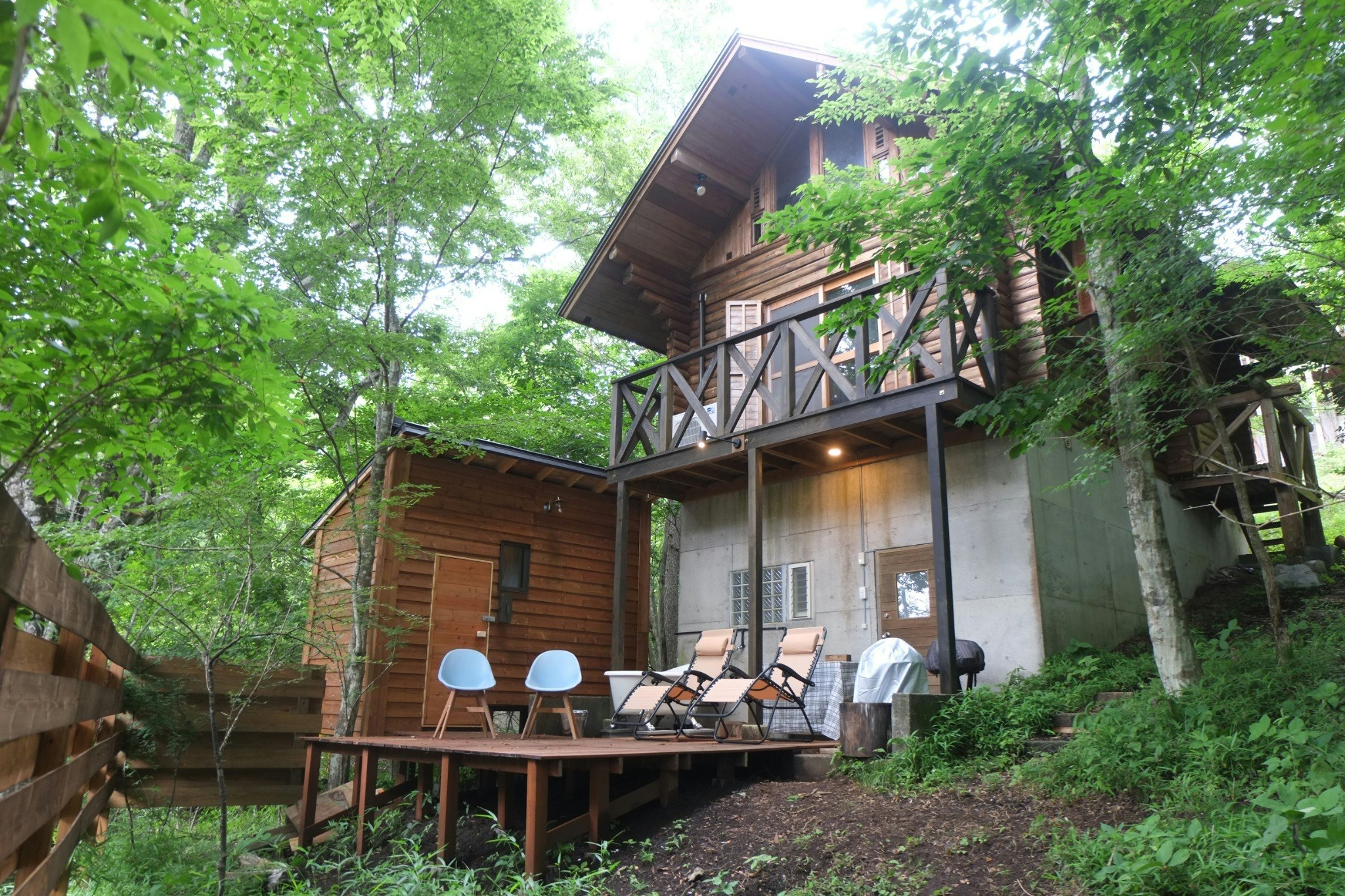 別荘全景、地下室を出ればデッキ、サウナ小屋