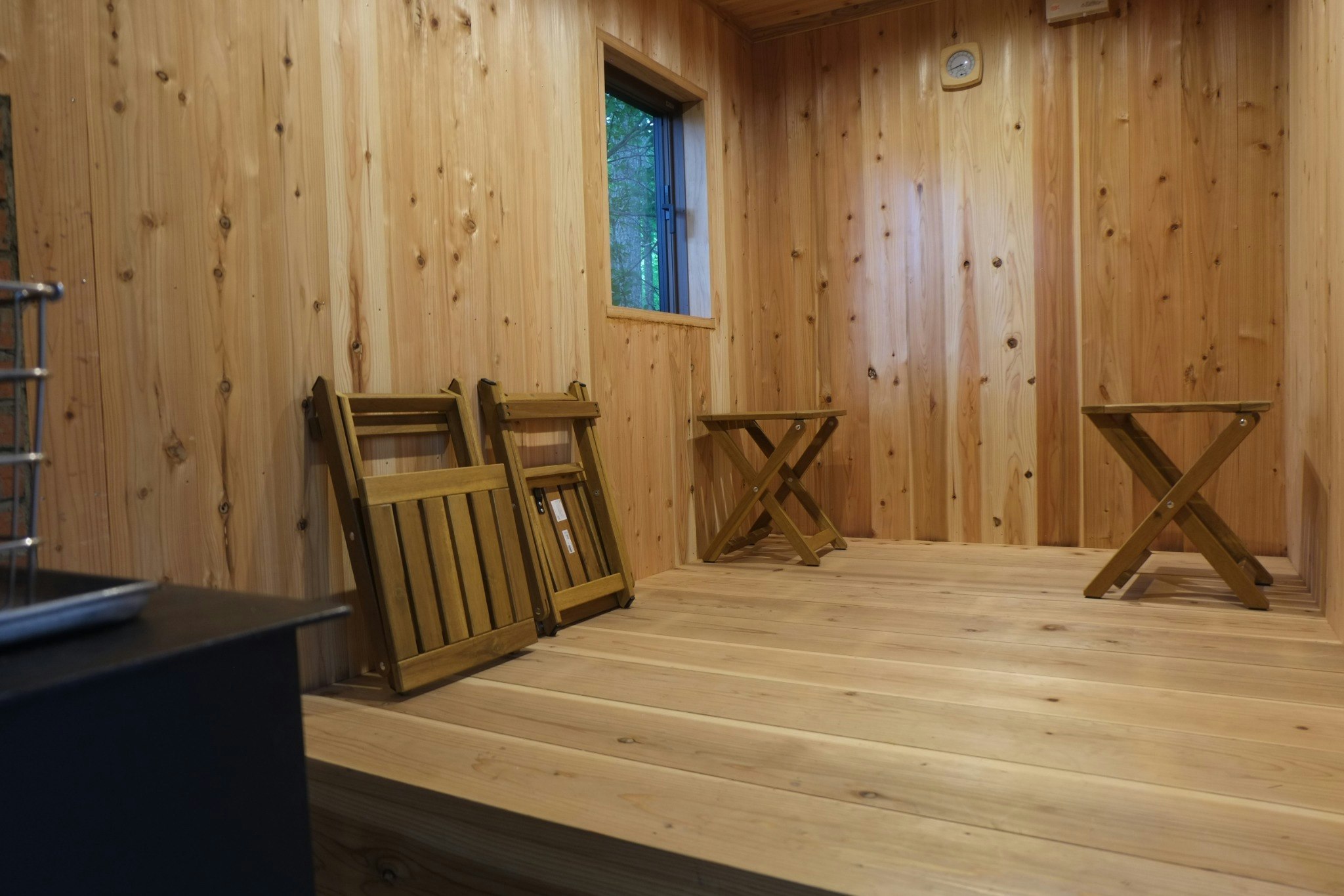 オリジナルサウナ小屋の室内、調光式照明を採用