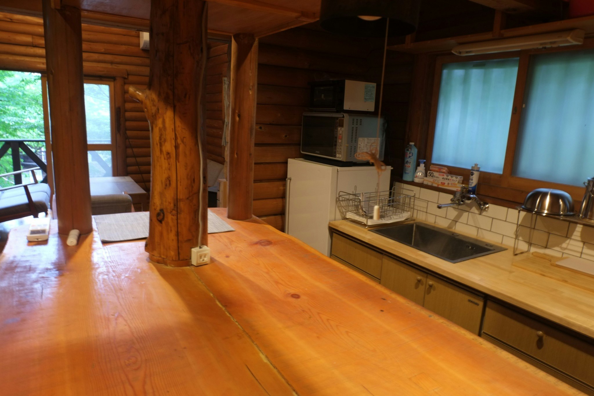 カウンターテーブル、ハイチェアは4脚ございます