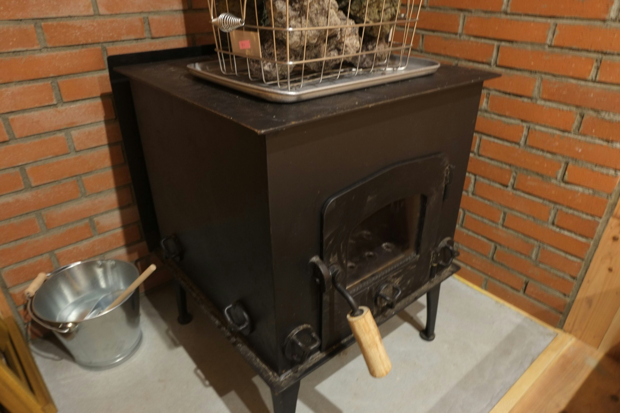 県内の「岡部工業所」に特注製作していただいた大型の薪ストーブ