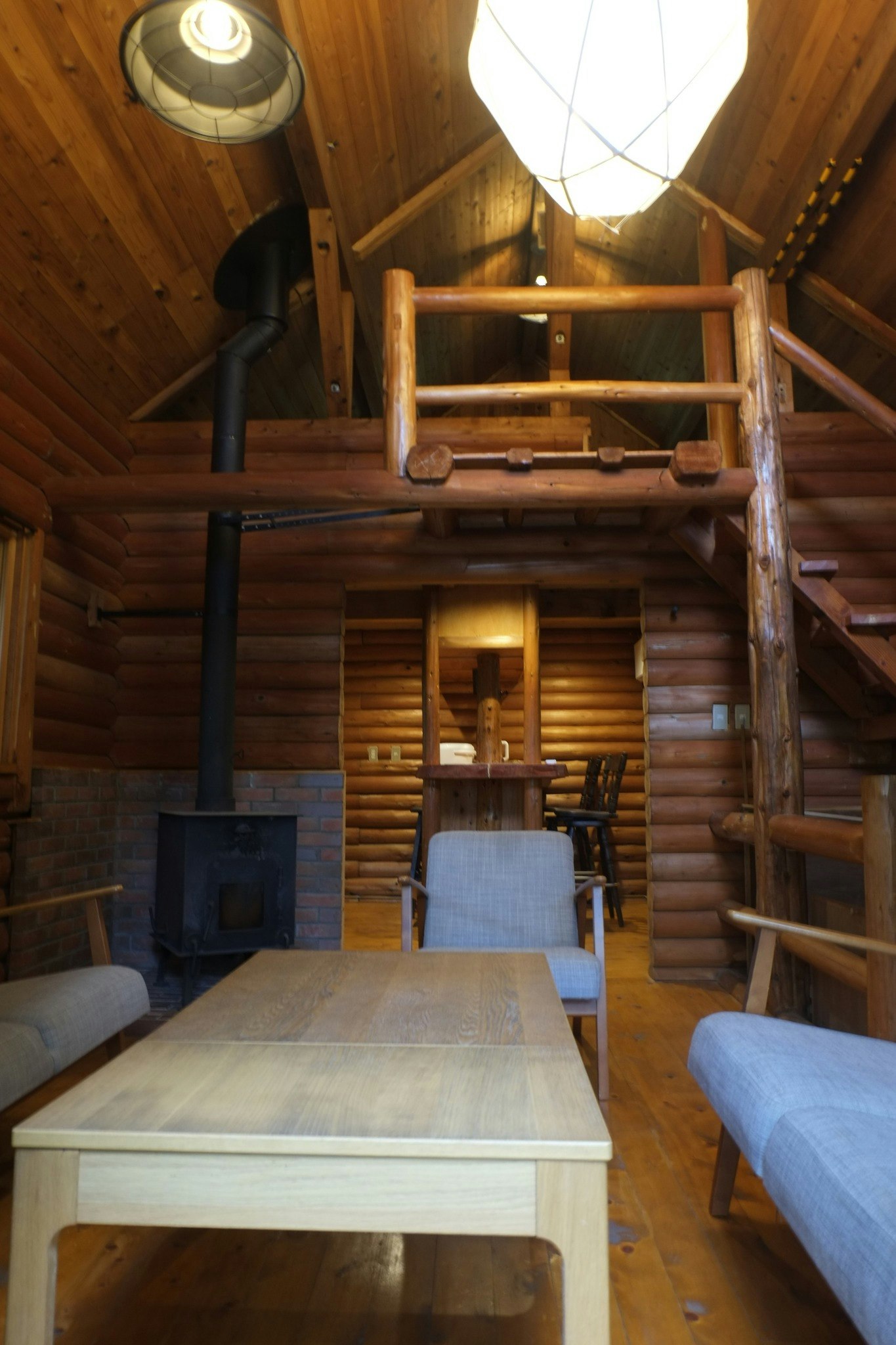 2階ロフト、大きな吊り照明