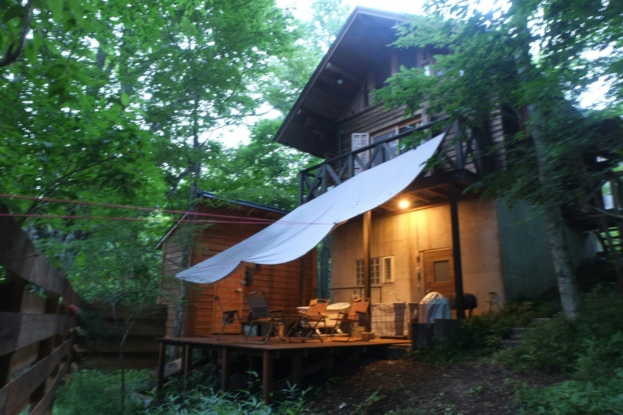 お天気次第でポリコットンのタープを張ることができます