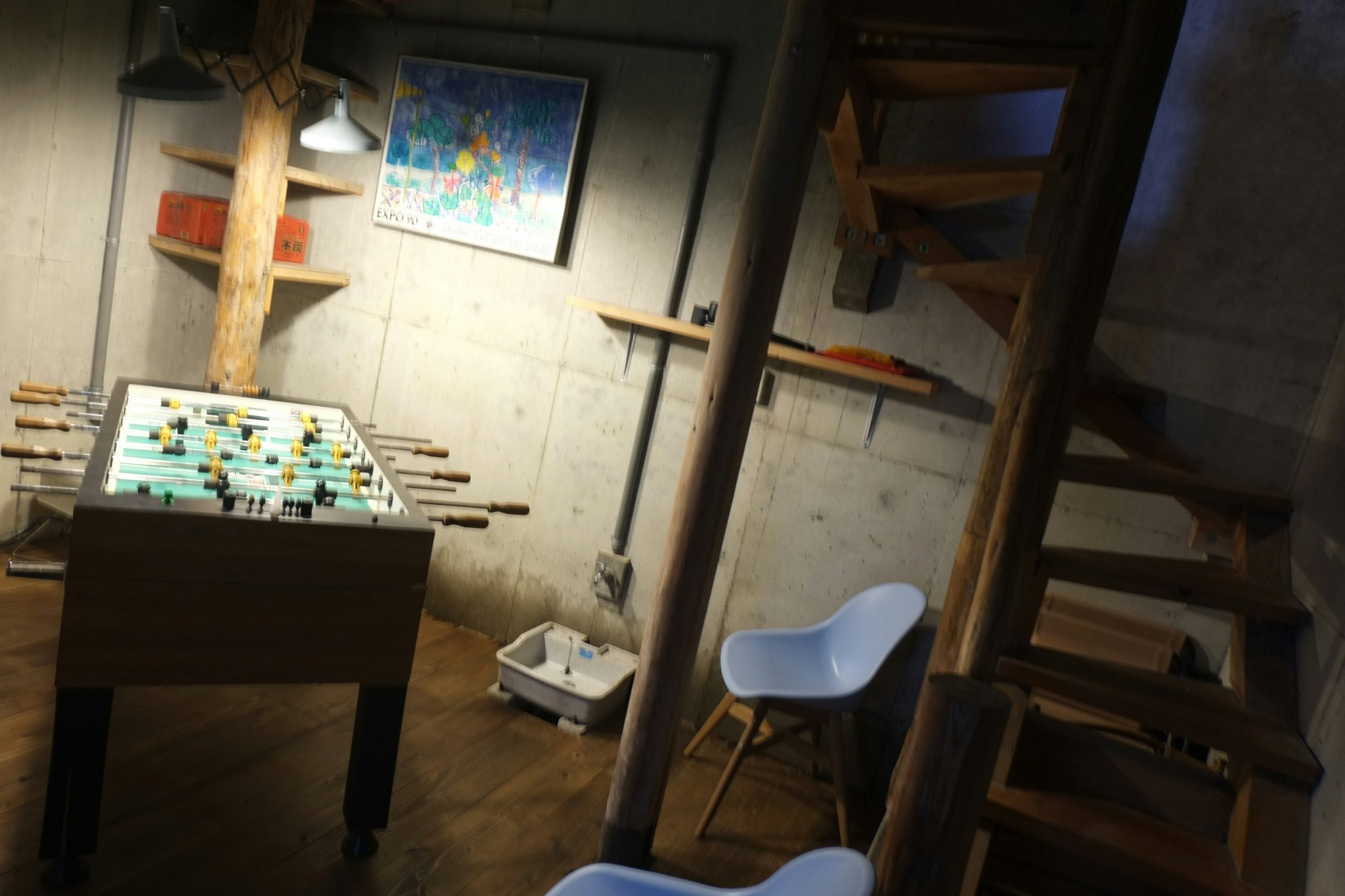 フローリング張りの地下室