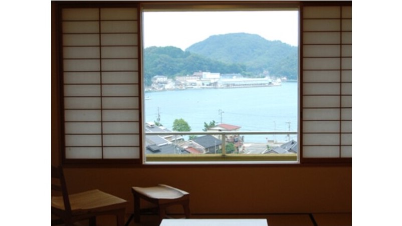 窓からは、柴山湾や柴山漁港が臨めます