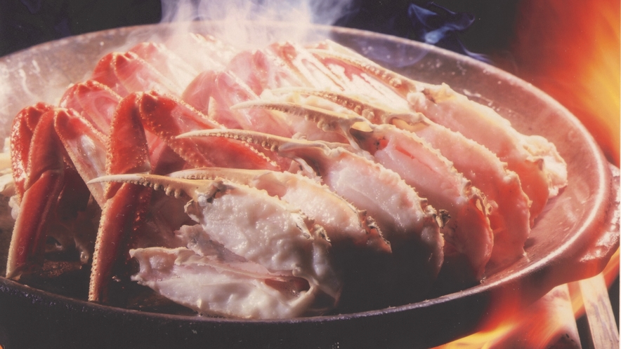 旨味が増す「陶板焼き（焼きかに）」。甲羅戯がはじめた調理法です