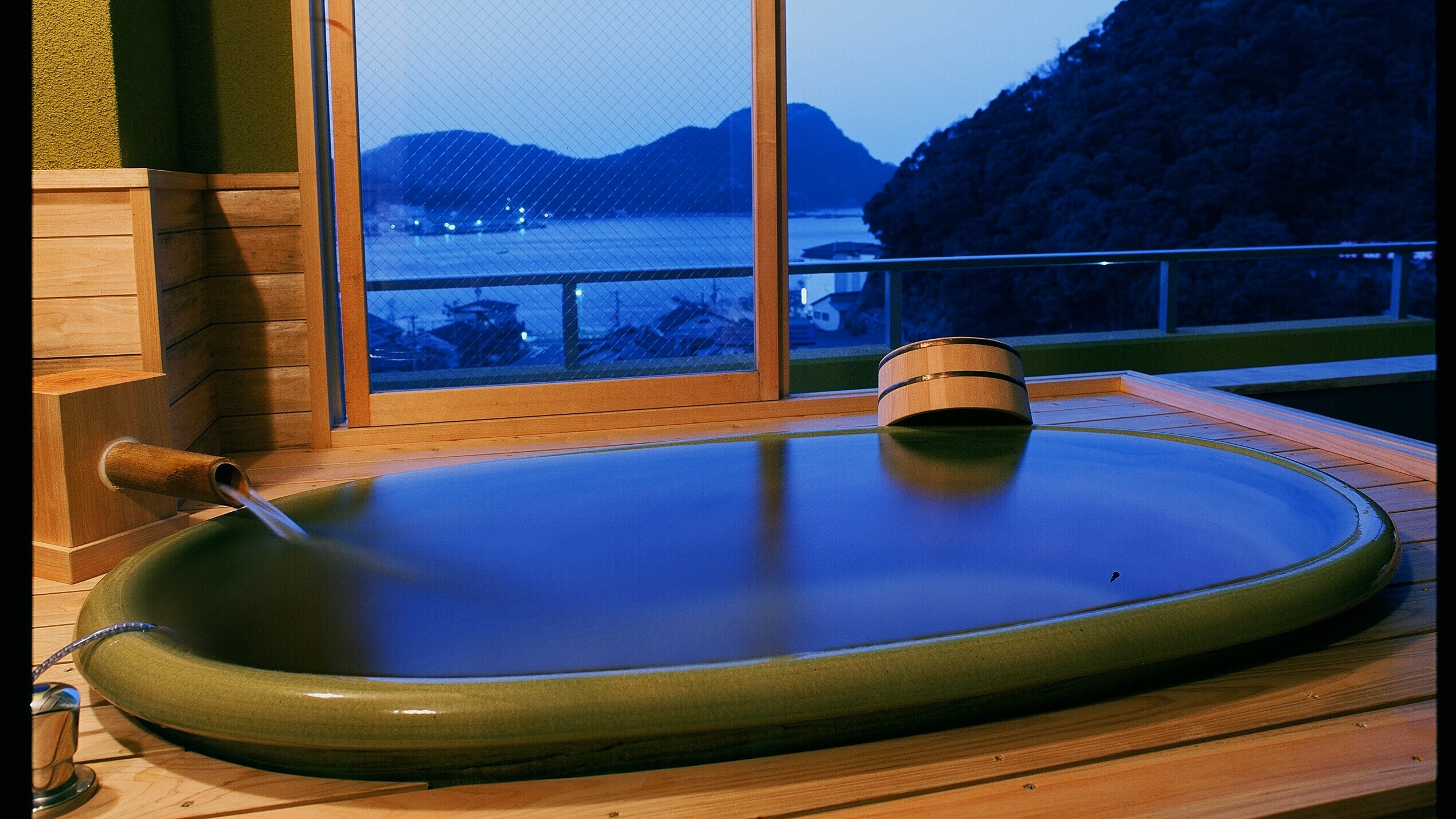 「つきあんこう」では、柴山港を臨む「半露天の温泉風呂」をお楽しみいただけます
