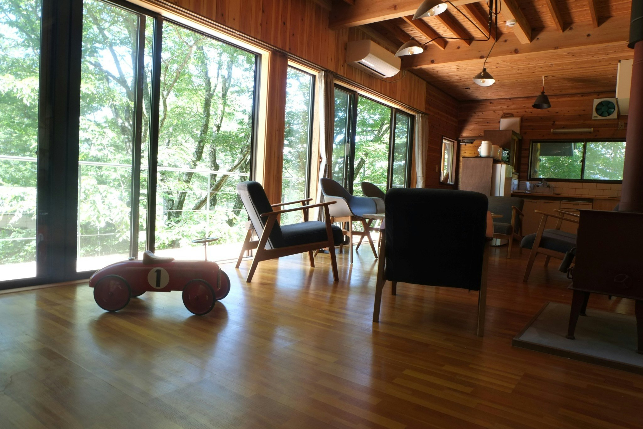 室内に海外製の足けり車がありますが、子供用です、大人の乗車はできません