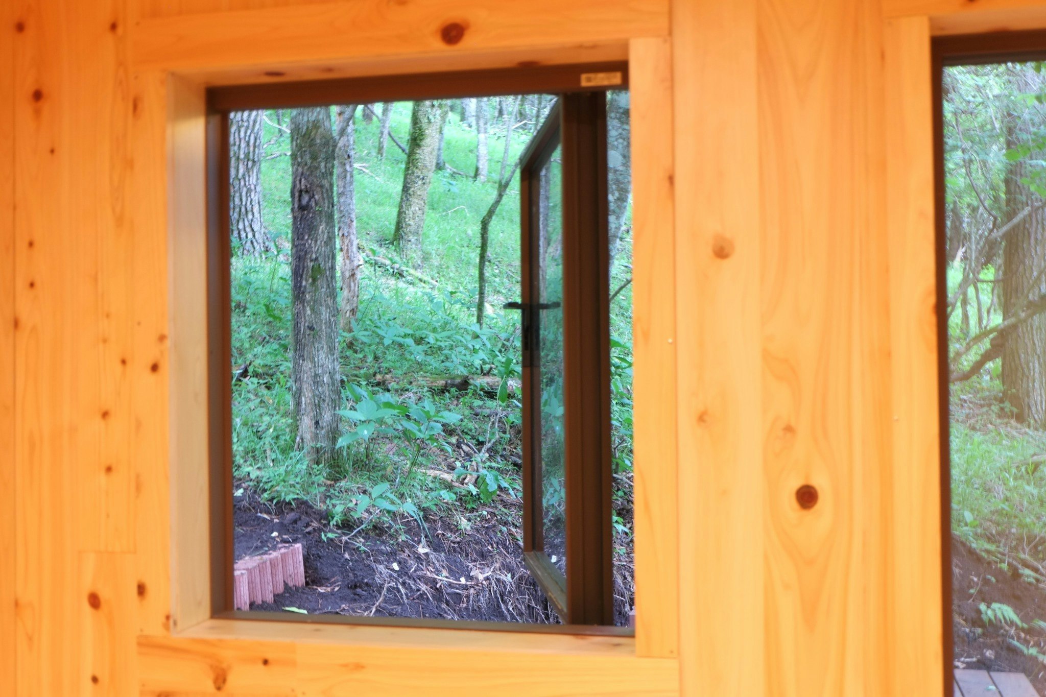 閉じ込め等、もしもの緊急時の脱出用に窓の一つは開閉可能です