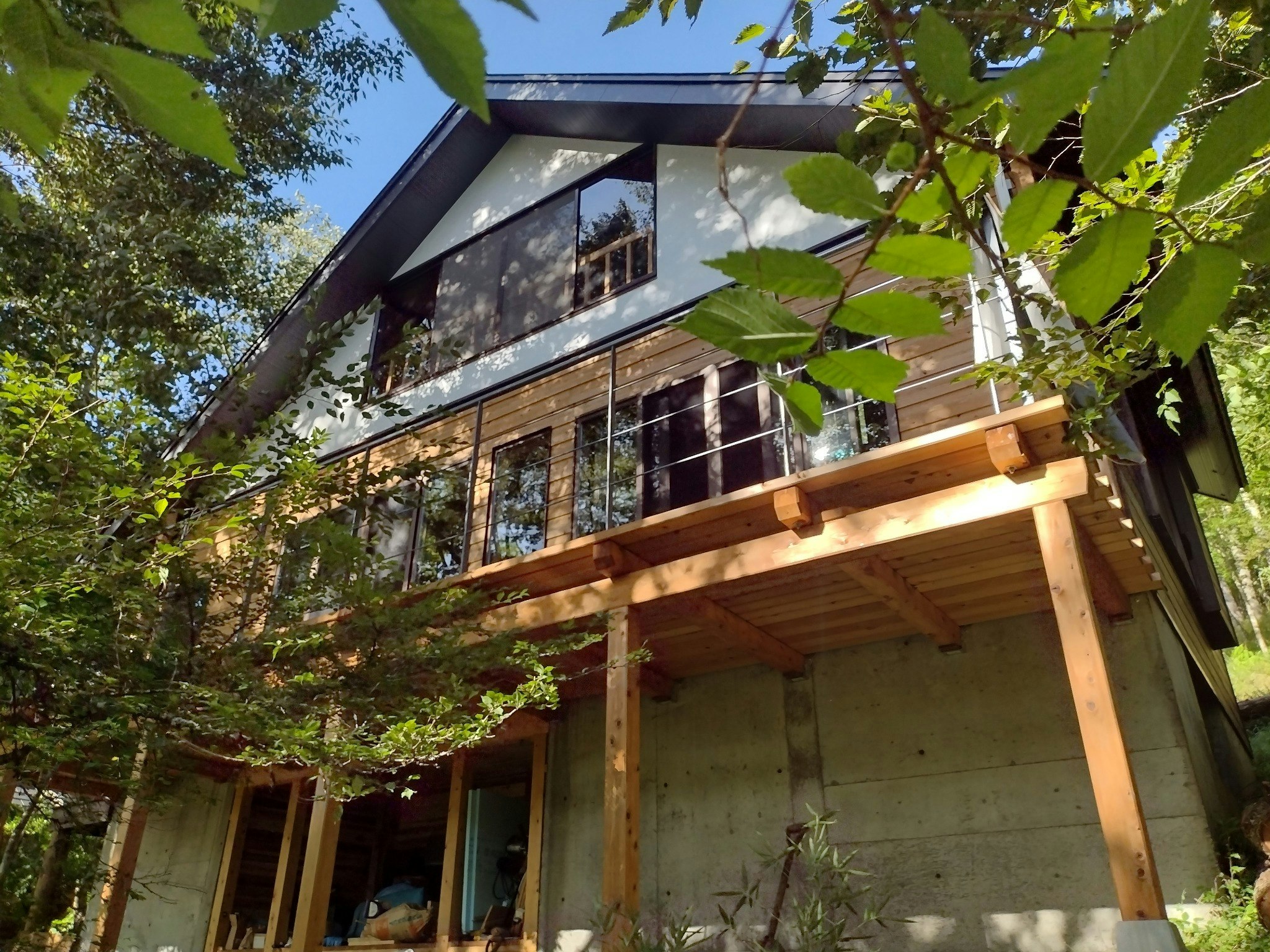 斜面に建つ高床式の建物です。9連窓の正面が富士山（落葉時は富士山を望む)