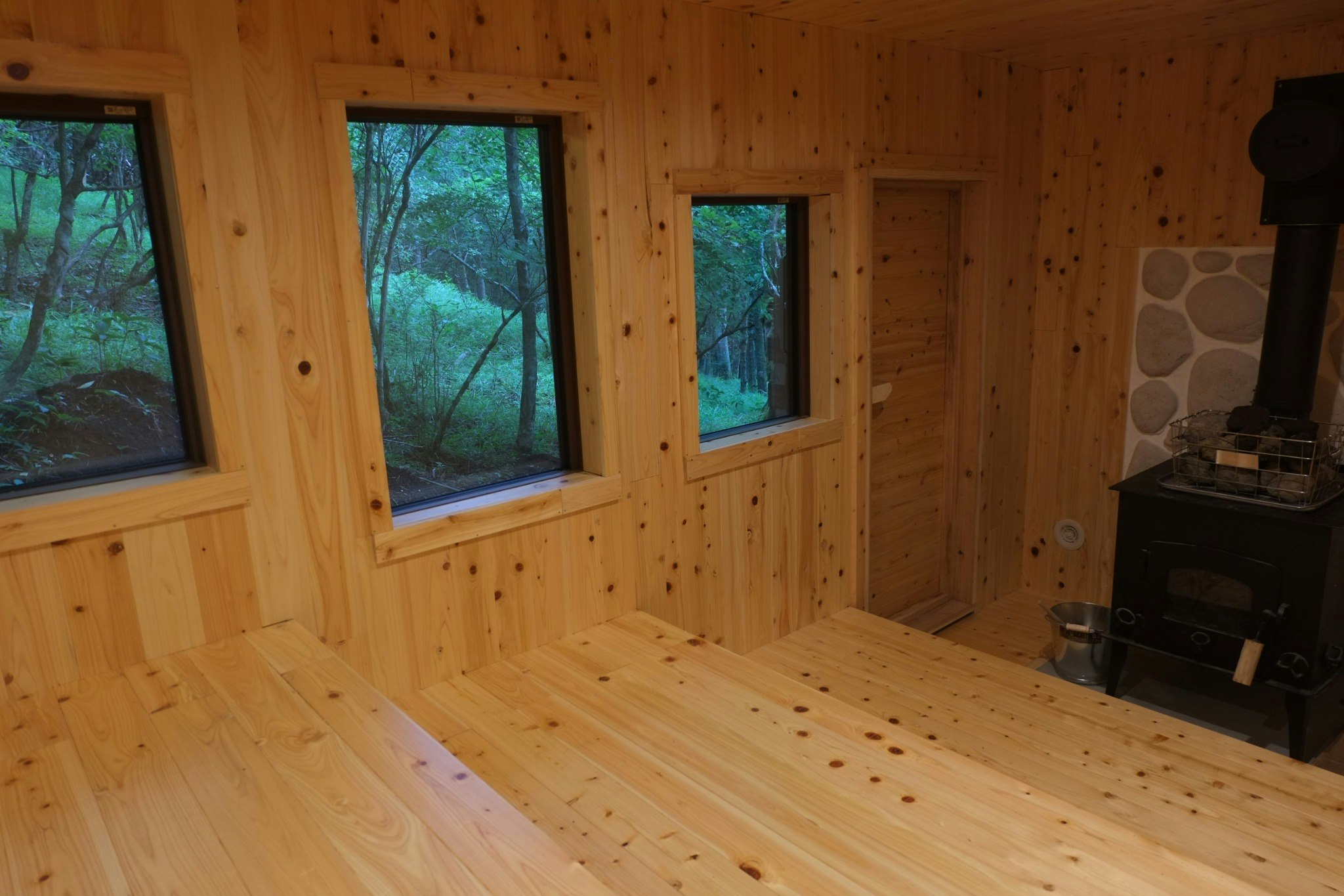 １段が約200cm&times;80cmほどあり、ちょっとしたホットヨガもお楽しみいただけると思います