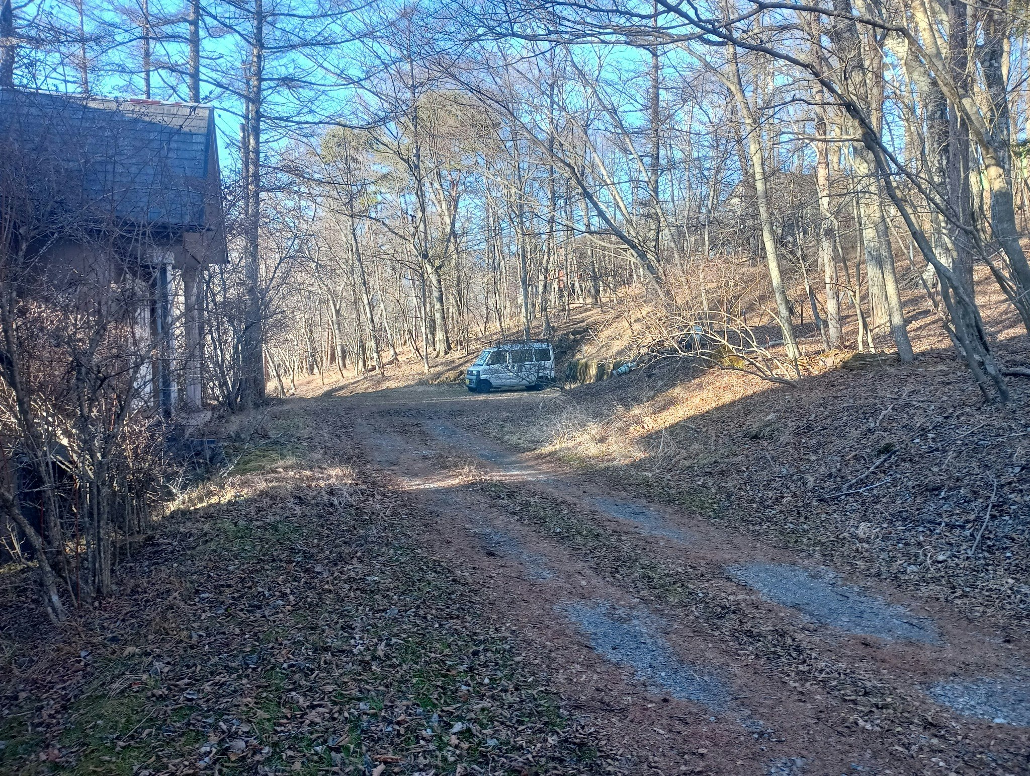 別荘地の共用駐車スペース...