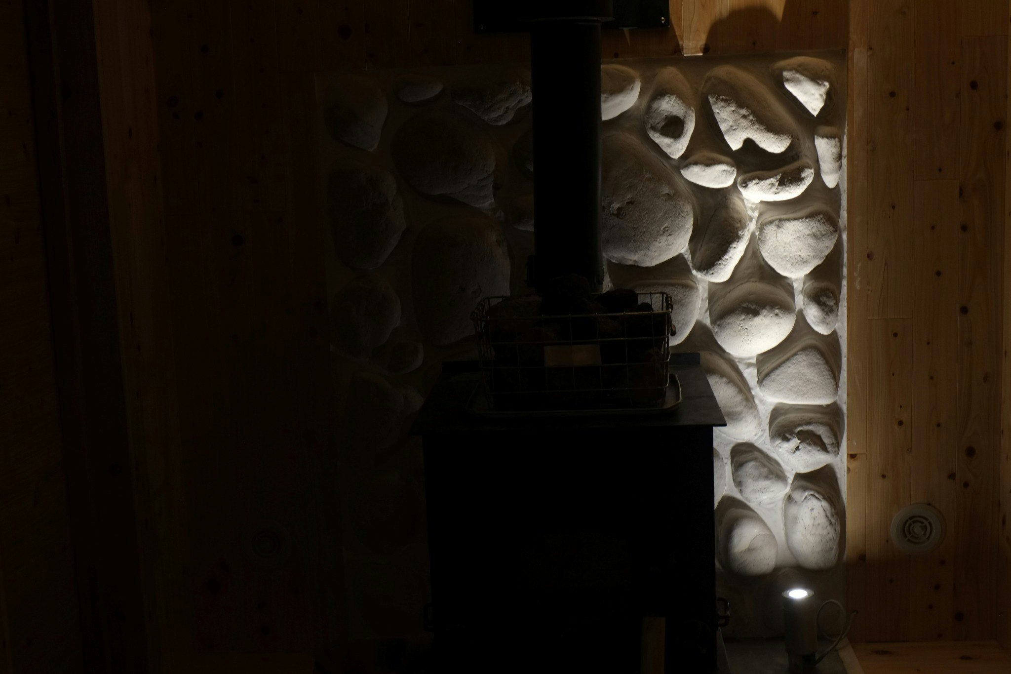 室内照明は調光式のダウンライトとアッパースポットライトを備えています、お好みの照明空間でサウナ...