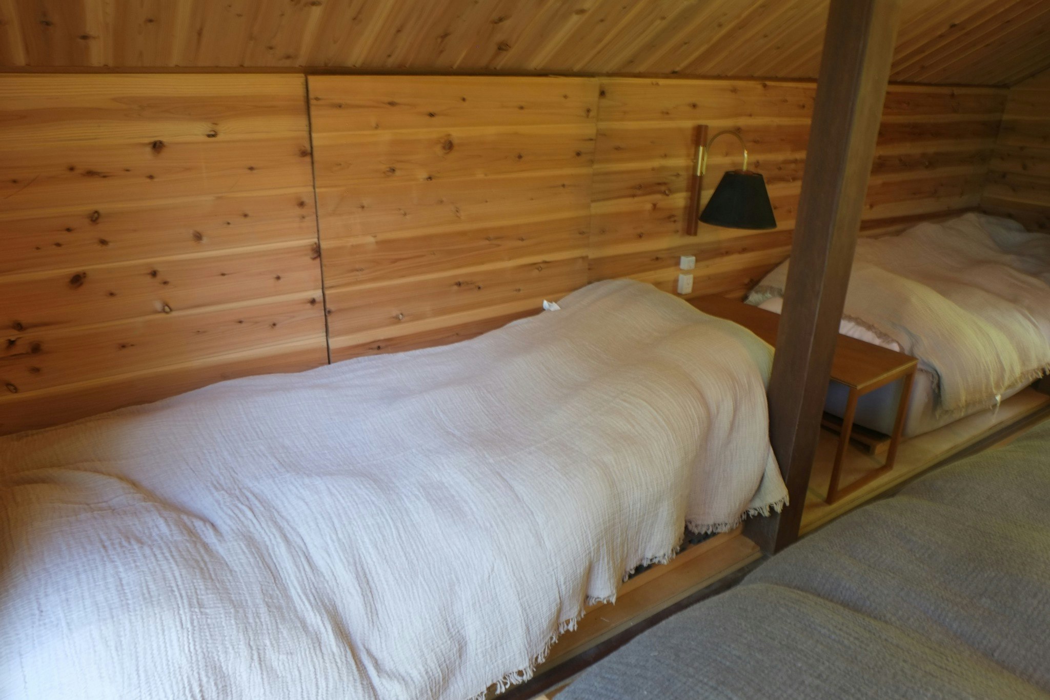 IKEAのスモールシングルベッドが△屋根の低天井部に配置されています