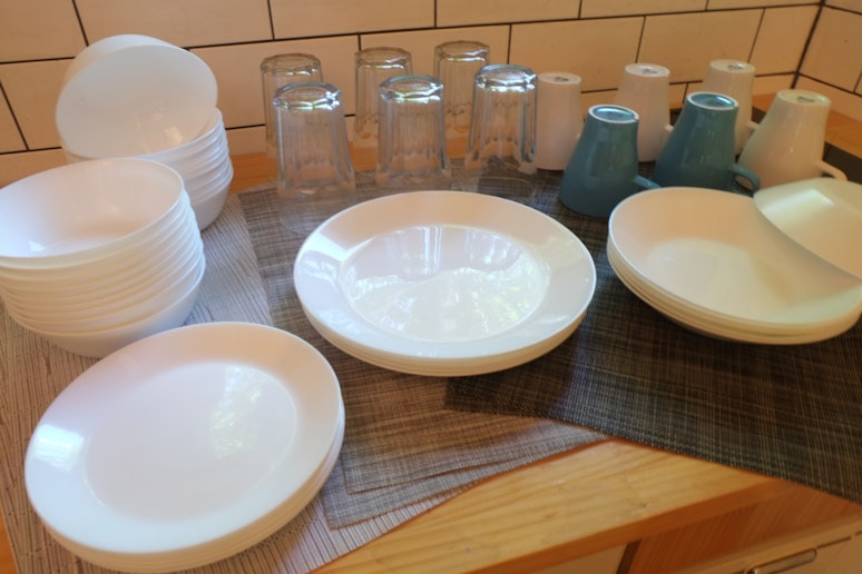 備品の食器類(小さめのボウル皿は3枚×人数分を用意しています)