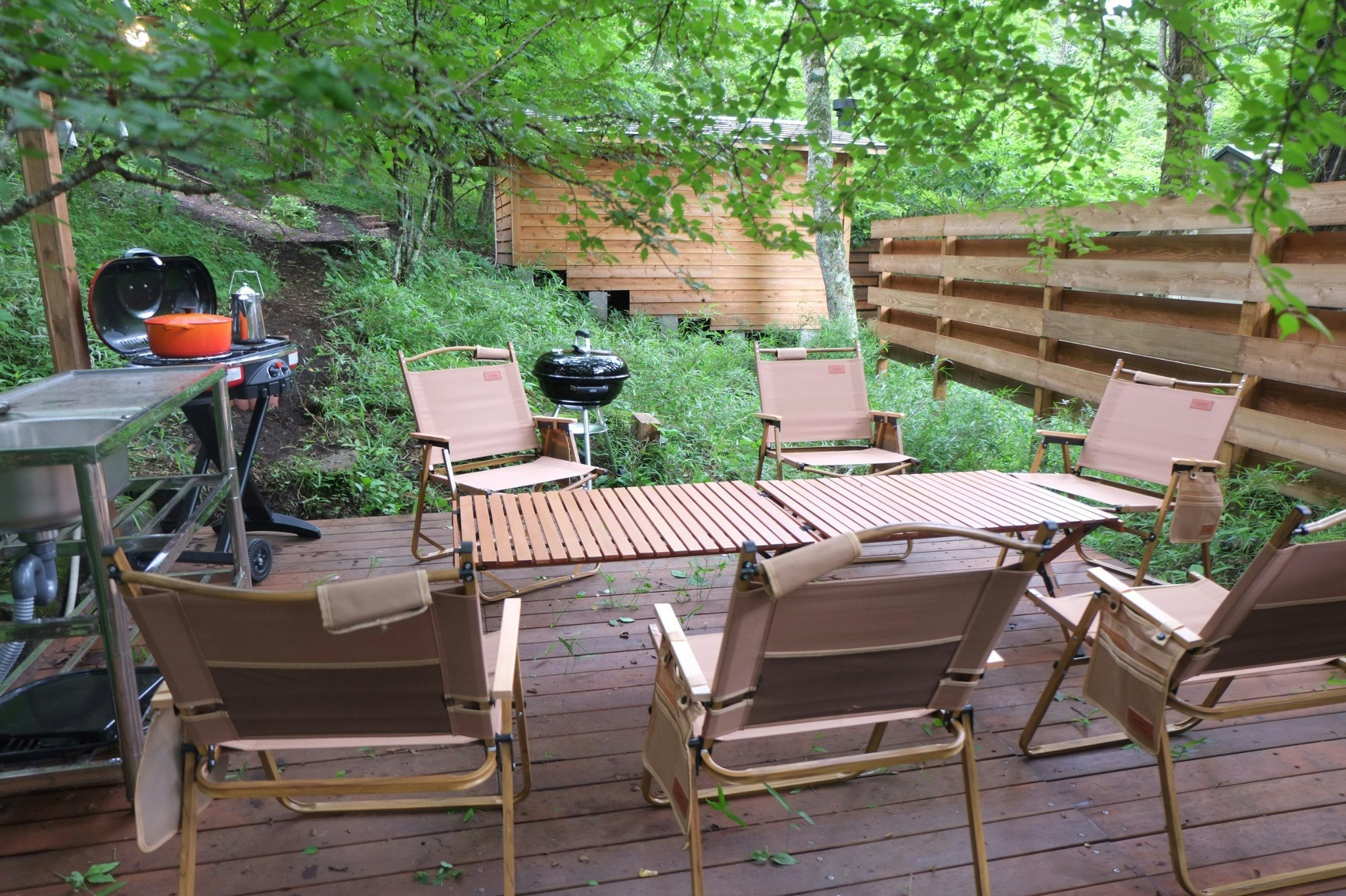 お料理、BBQ、ティータイム、ヨガ・・と使い方は多様です。向こうに見えるのがサウナ小屋。