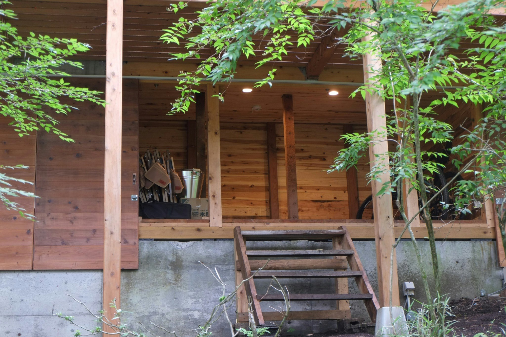 建物の基礎部に収納庫、兼　自転車を収納できるガレージスペースを設けました