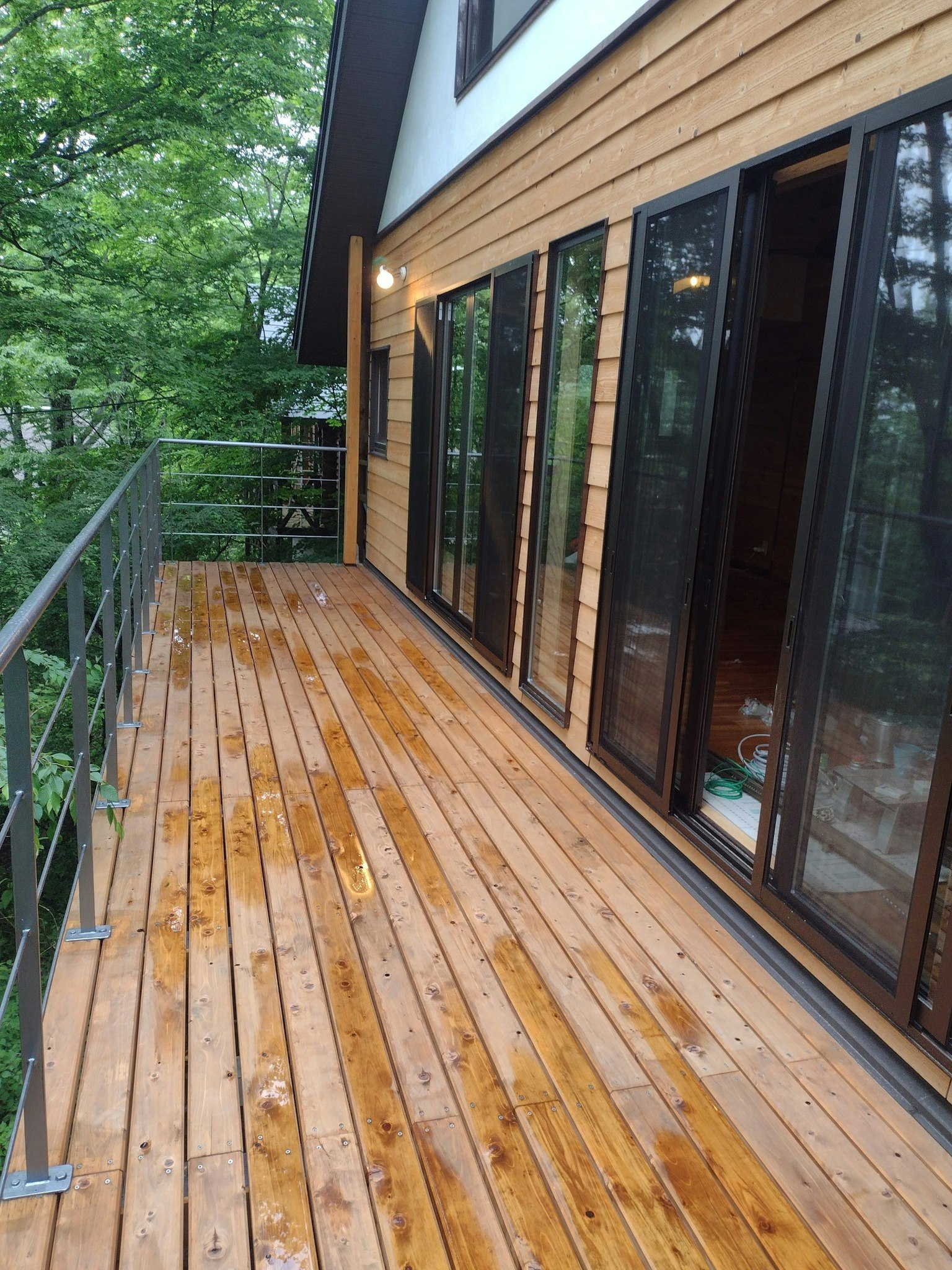 約９mのロングテラスデッキが魅力のひとつ、屋外ヨガもお薦めです