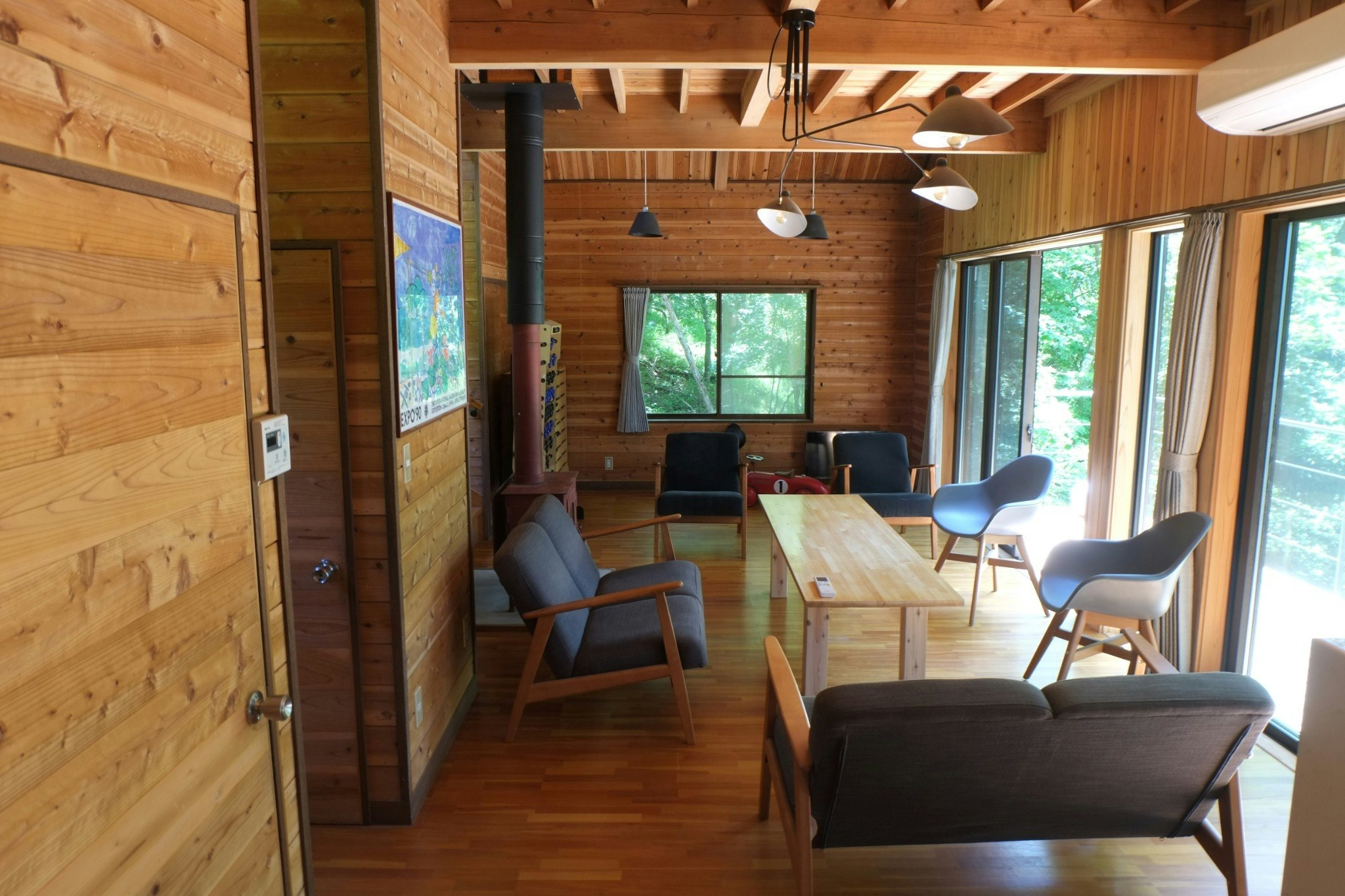 テラスに沿った縦長のリビングです