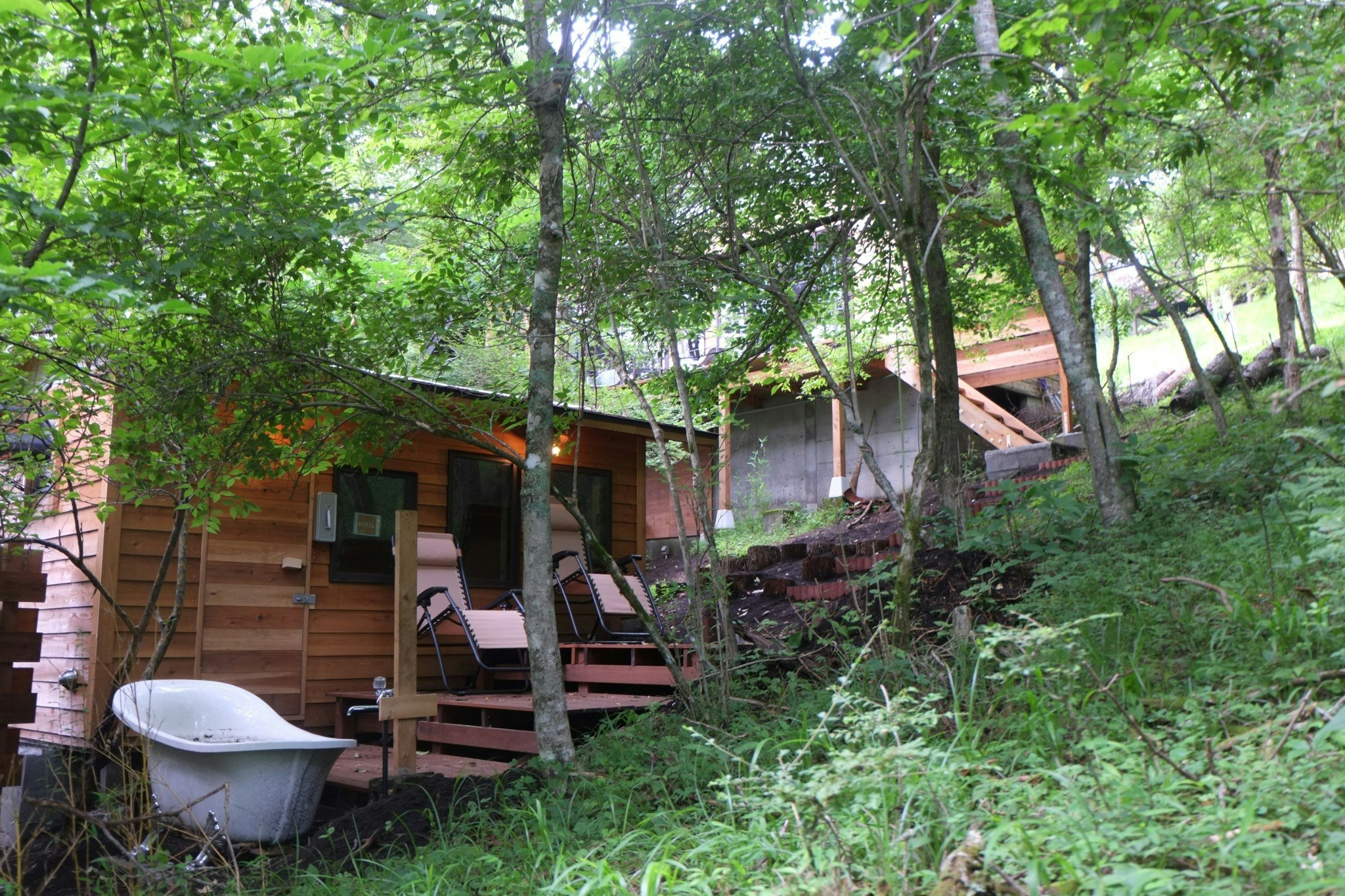 サウナ小屋です、水風呂は猫足バスタブで