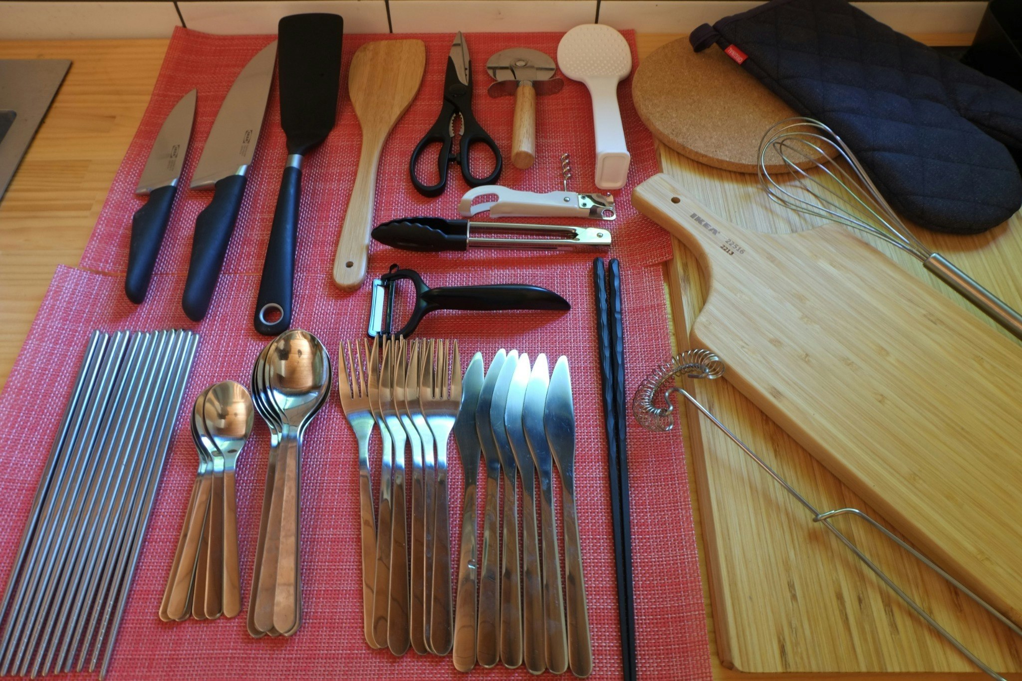 備品のカトラリー、調理器具