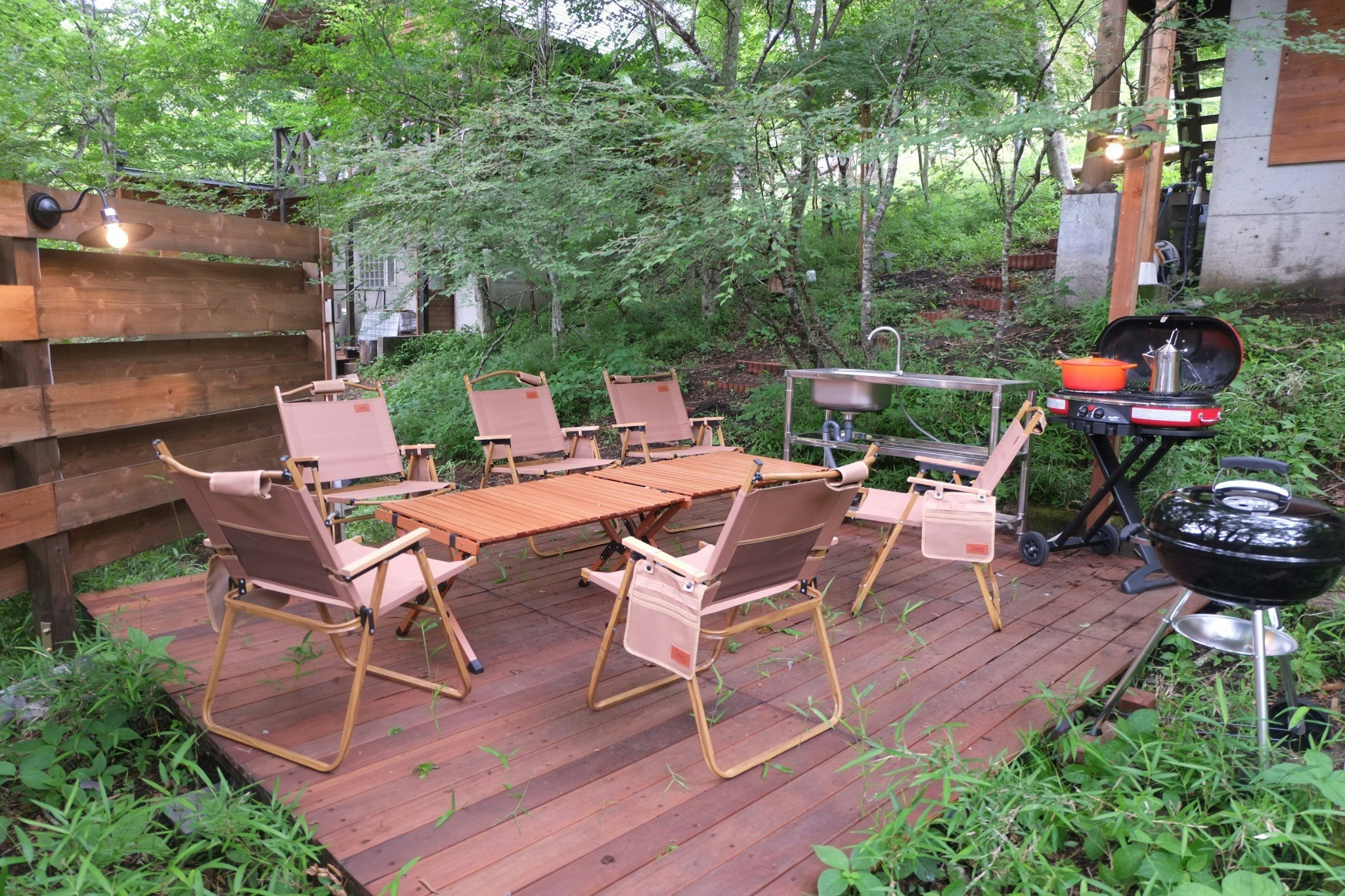 アウトドアキッチンを備えたデッキ