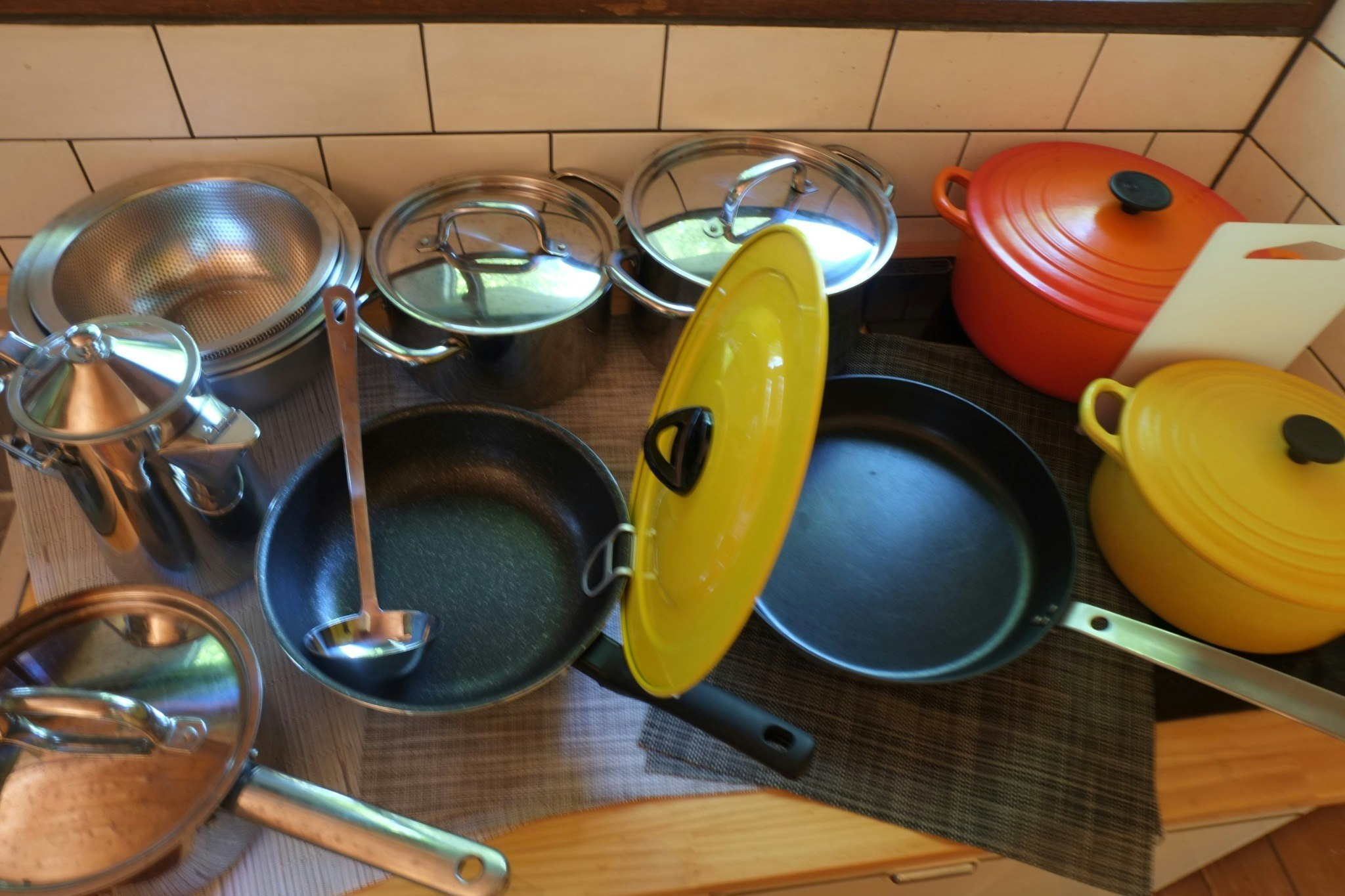 鍋、フライパン類、2サイズのボウルはザル付きです、全てアウトドアキッチンでもお使いいただけます...