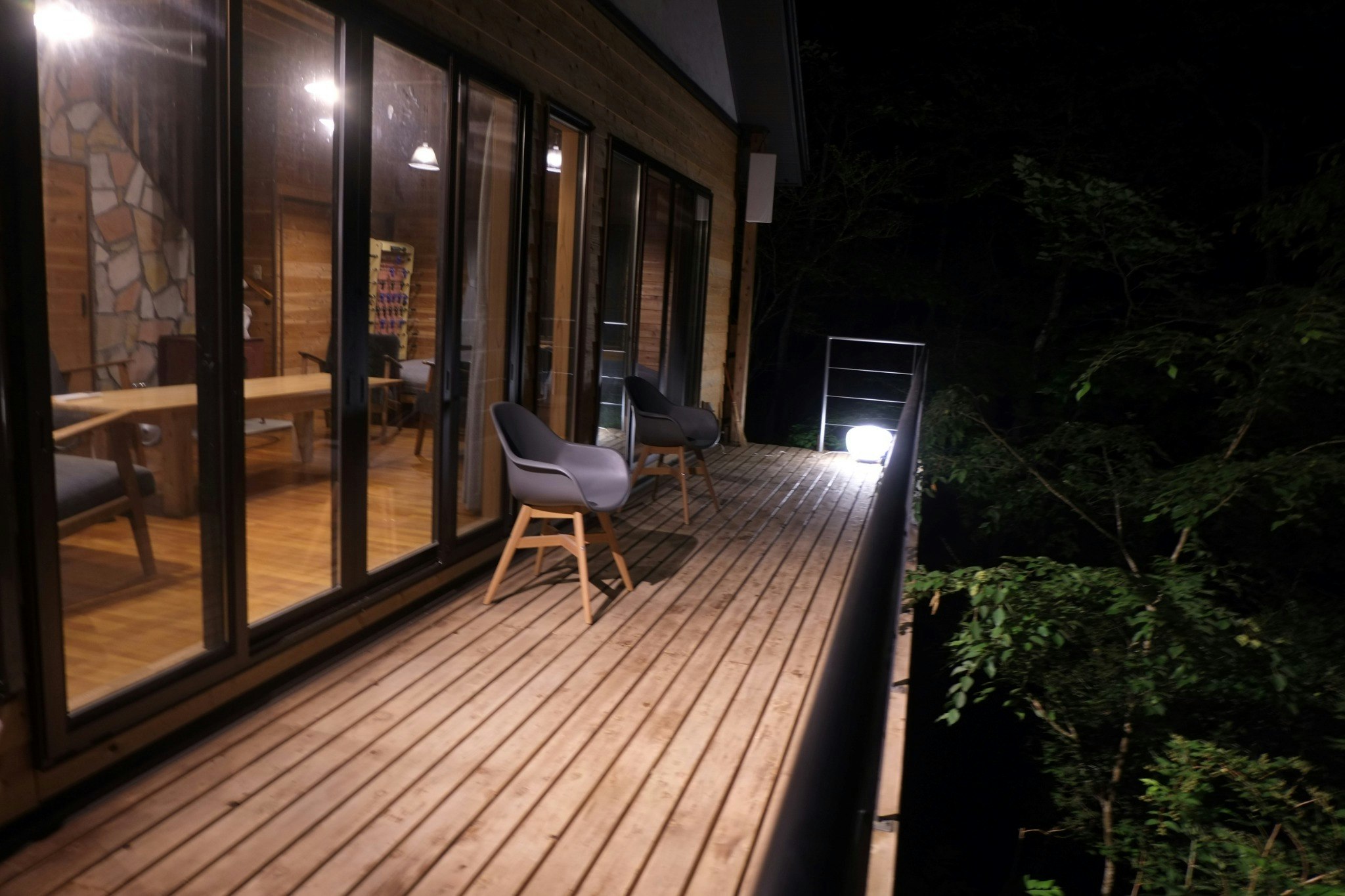 リビング長のほぼ全域にわたる9連の窓