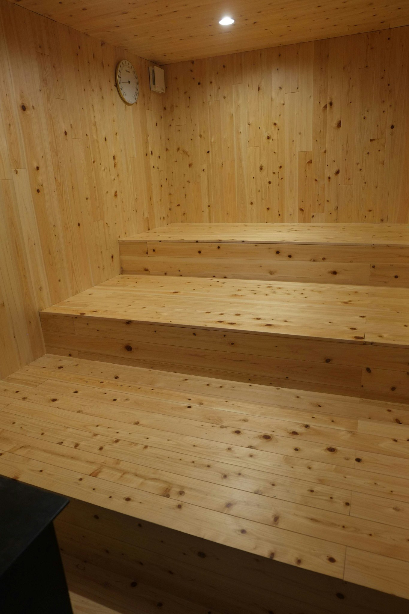 壁、床、天井にヒノキを使用した3段フロアのお座敷スタイルです