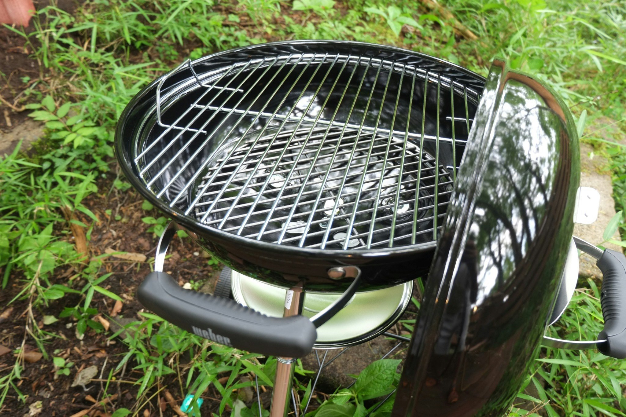 weber 炭式コンロ（温度計付き）、ピザストーンも用意しています