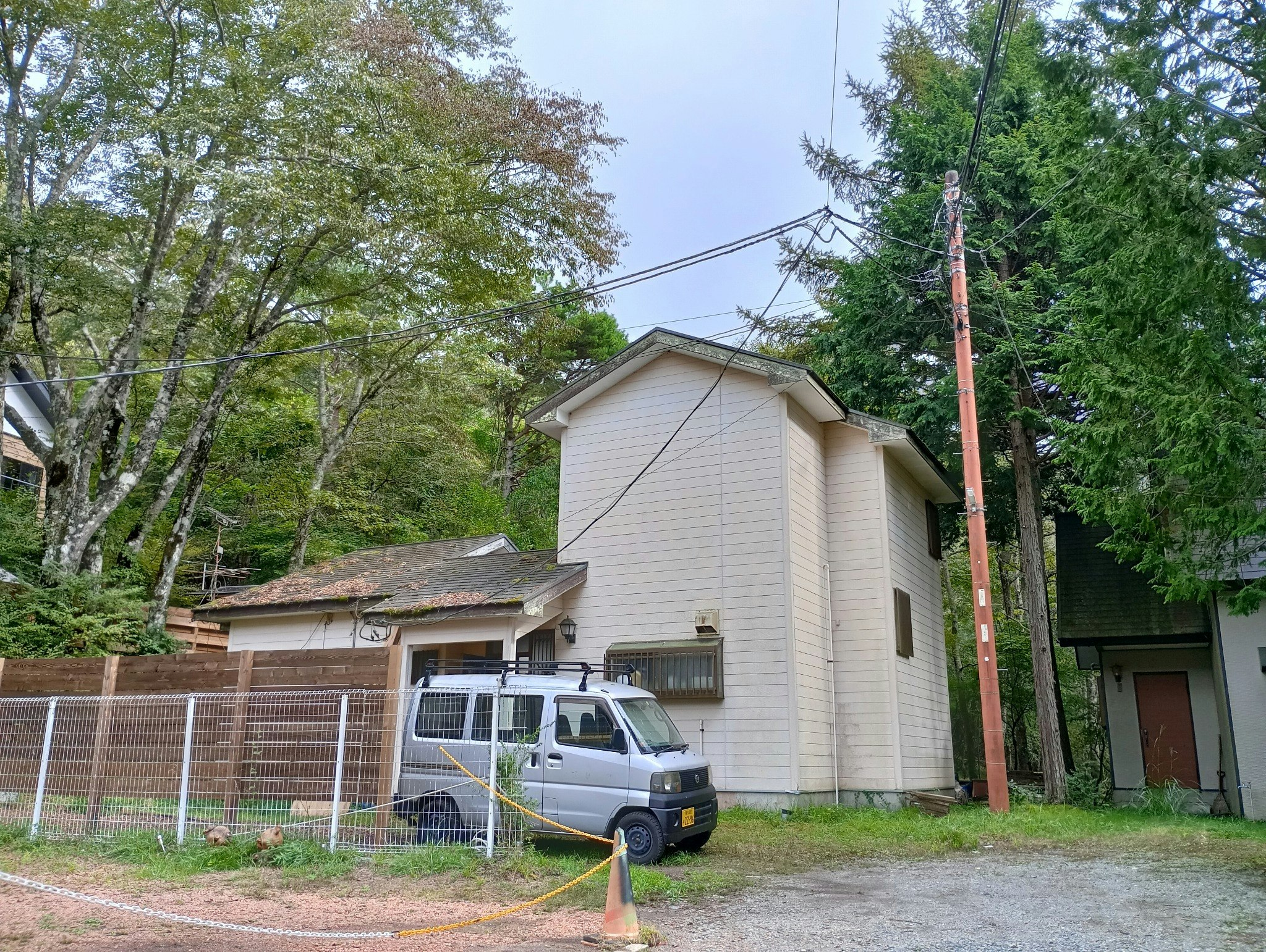 受付／管理棟　❖手前左手の土地は隣地ですので侵入厳禁でお願いいたします