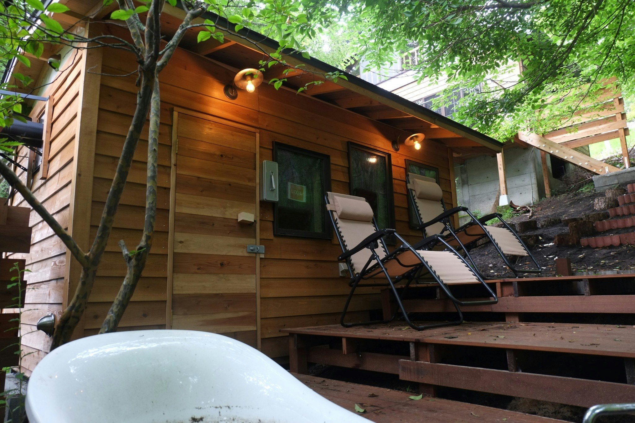 専用サウナ、水風呂のあとの休憩は３段デッキやテラスデッキなどで