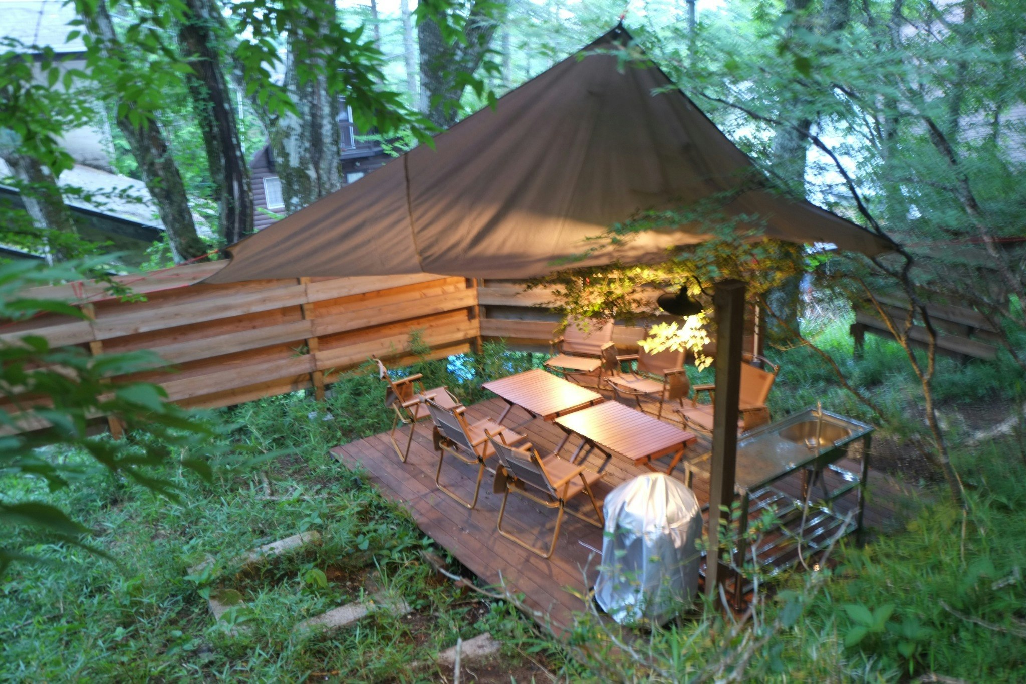 お天気が悪い時にはポリコットンのタープを張ることができます