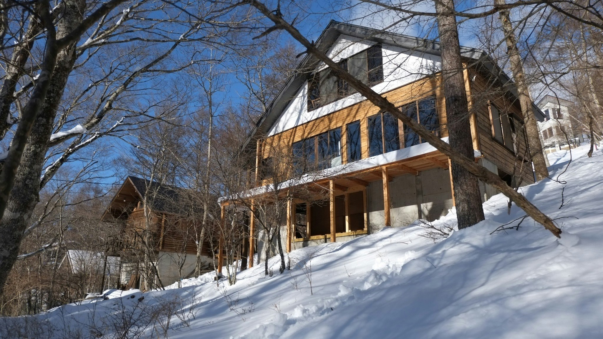 &rsquo;22冬（サウナ建設前）、左建物はお隣の「BROWN LOG」です