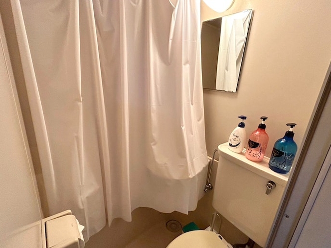 ・【404・浴室】シャワーをご利用の際はカーテンを広げてご利用ください