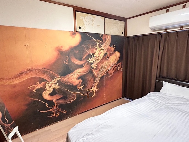 ・【302・寝室】龍の壁紙が特徴的なお部屋です