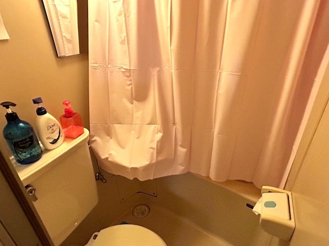 ・【302・浴室】シャワーをご利用の際にはカーテンを広げてご利用ください