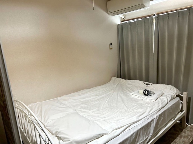 ・【404・室内】ベッドを1台設置。空調完備の快適なお部屋でごゆっくりお休みください