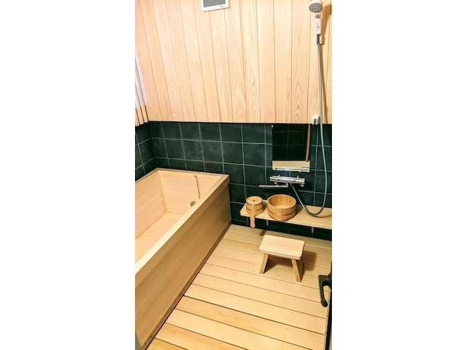 檜風呂の浴室