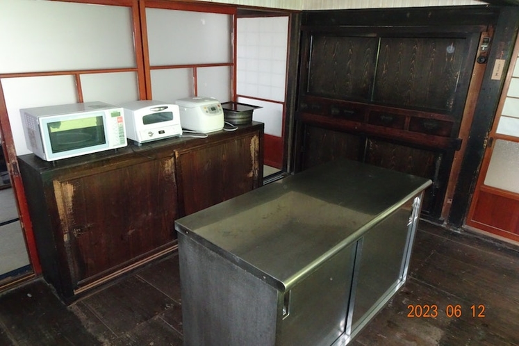 配膳台と古い戸棚