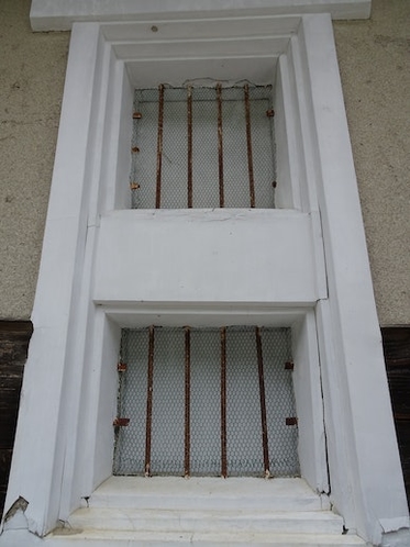 蔵の窓、横の鉄格子は戦時中の供出で切り取られています