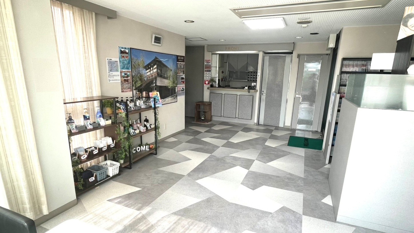 *【ロビー】明るく清潔な空間でチェックイン。