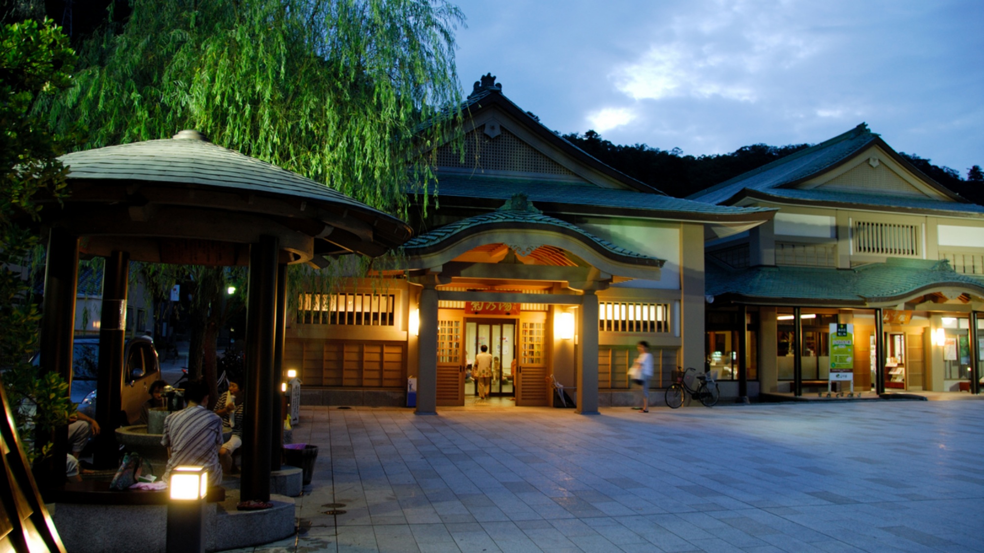 *【山中温泉 菊の湯 女湯 外観】幻想的な灯りに包まれて、温泉街の風情を満喫。