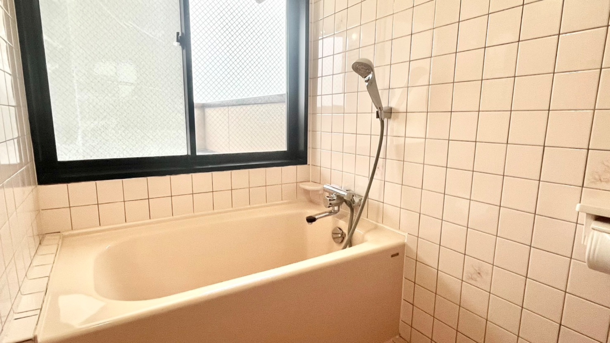 *【特別室 バスルーム】ゆったりバスタブで癒しのバスタイム。