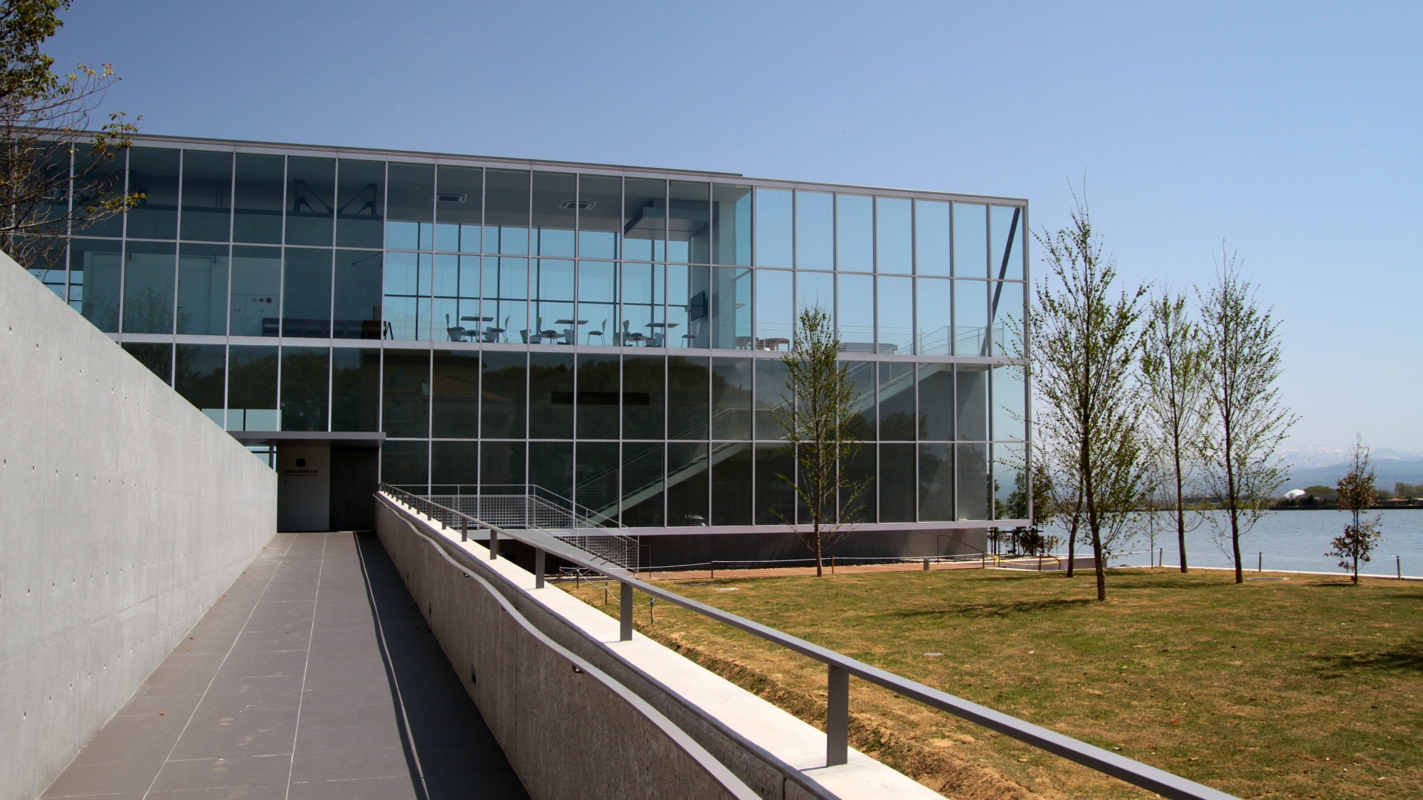 *【片山津温泉総湯 外観】湖畔に佇むガラス張りの美しい外観。