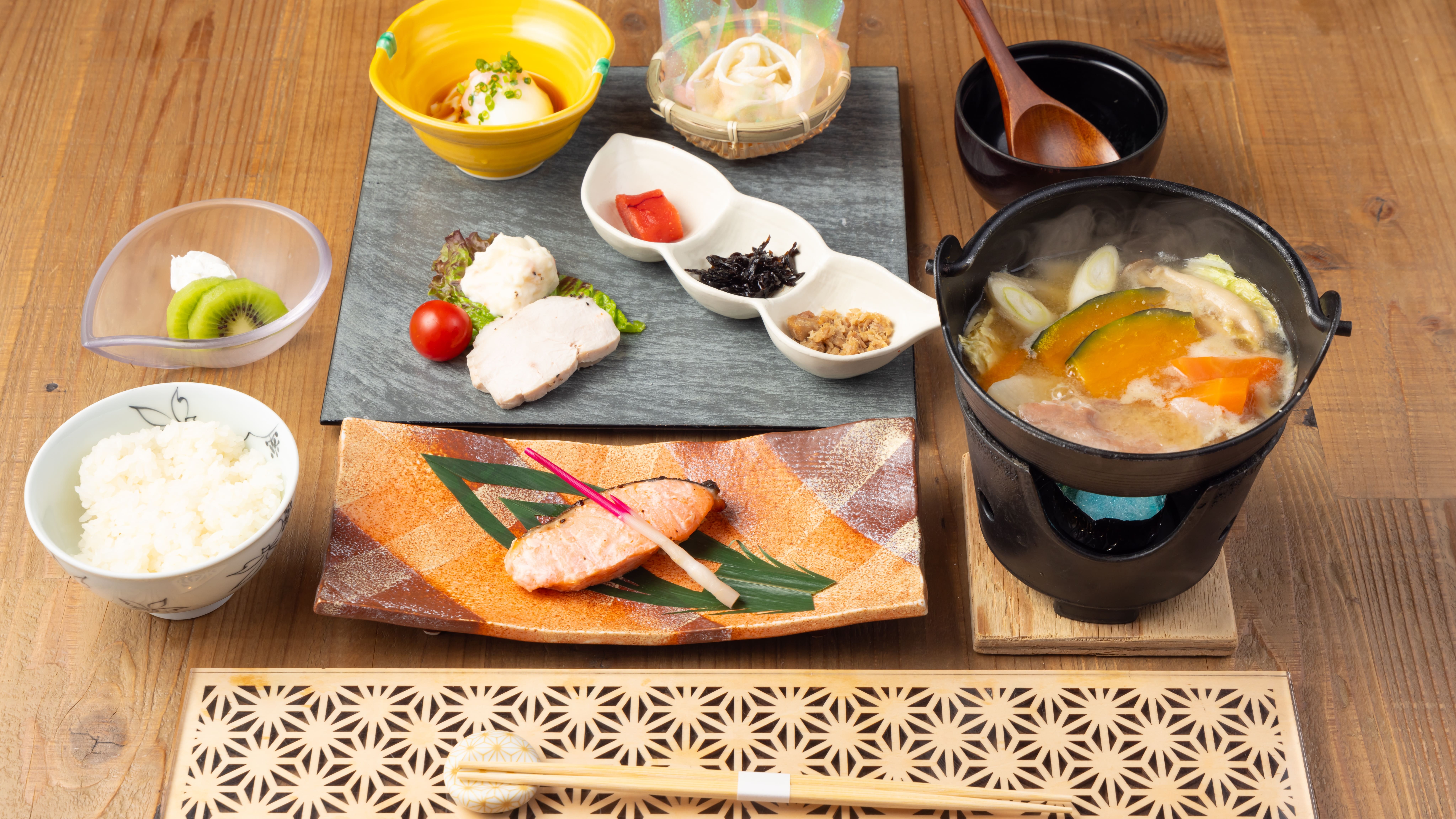 山梨の食材を中心とした四季を彩る和食膳。