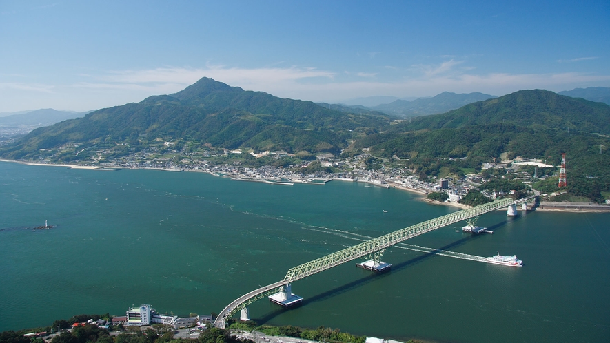 ◆大島大橋　全長1020ｍ、色はみかんの若芽の色をイメージしたポナモグリーン。