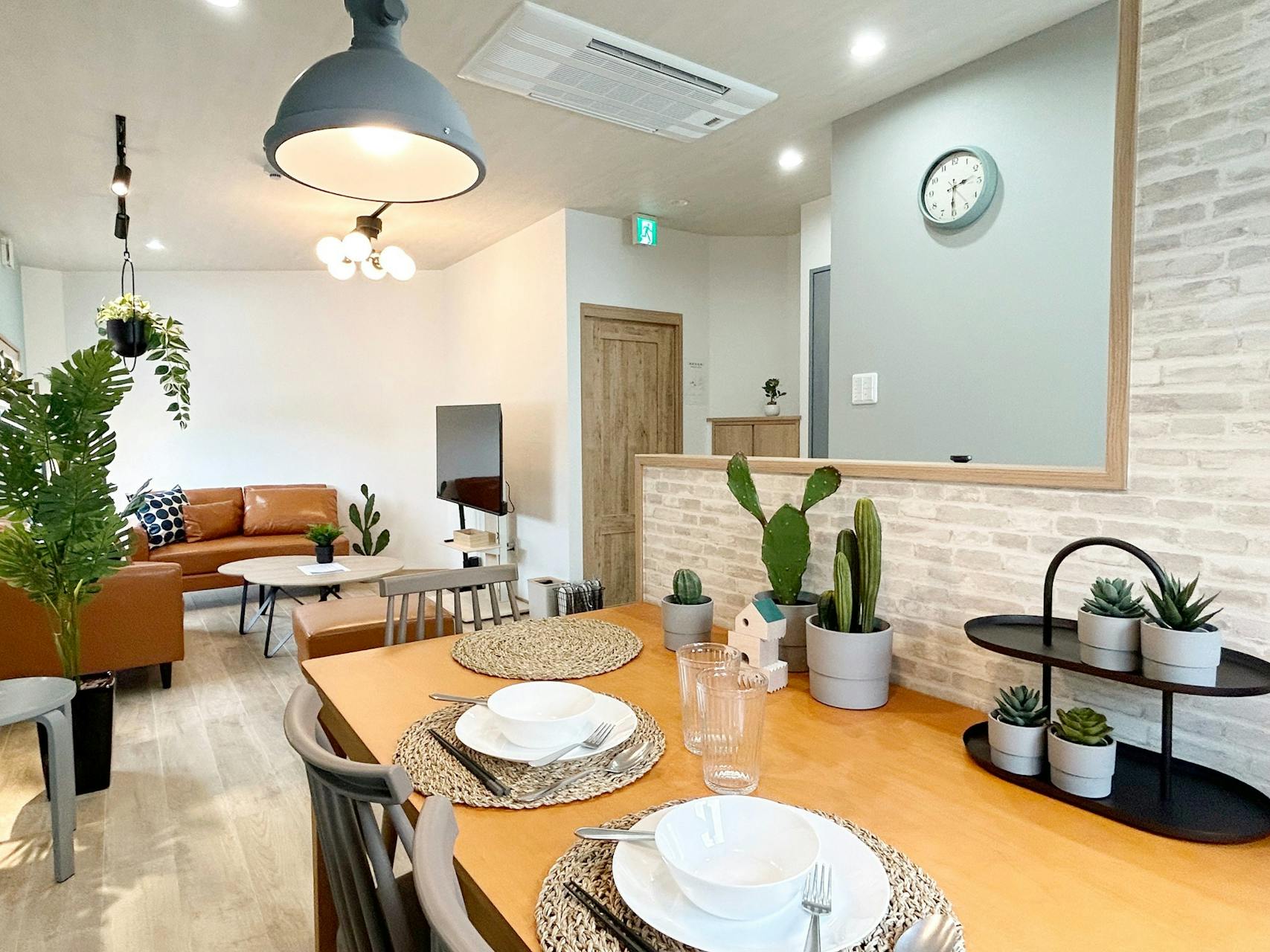 ・【走馬灯B：リビングダイニング】広々とした空間でグループ利用におすすめ