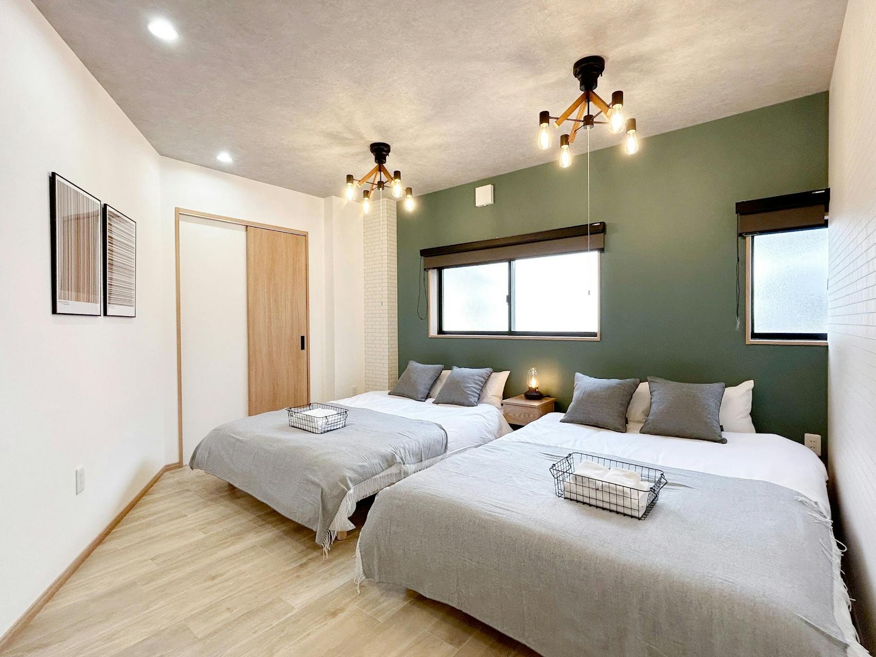 ・【走馬灯A：寝室】シンプルな空間にデザイン性のある照明が印象的なお部屋