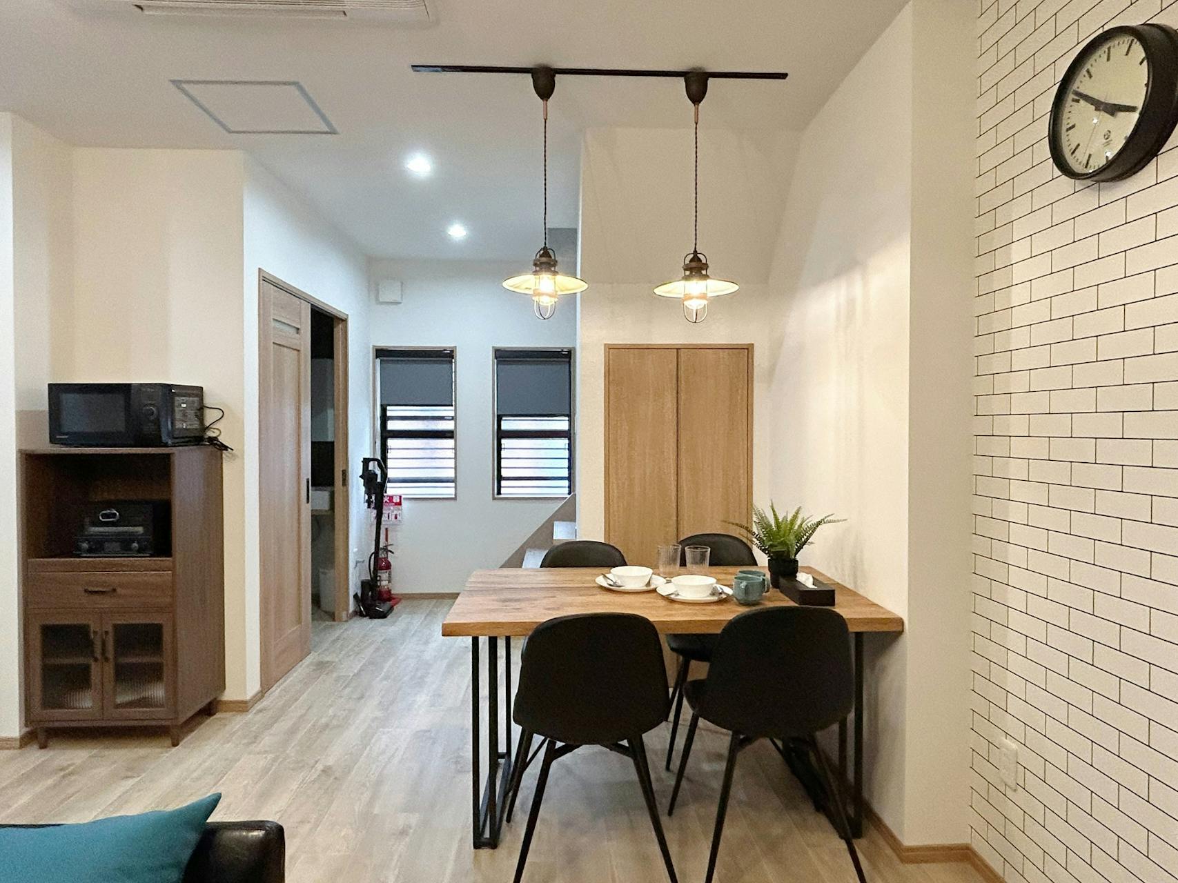 ・【走馬灯A：ダイニング】4人掛けのダイニングテーブルがあります